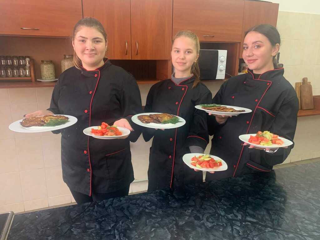 Ділимося з вами проведенням лабораторних робіт в лабораторії "Гастроательє" Кафедра готельно-ресторанної та курортної справи, факультет туризму під керівництвом (Raya Zahnybida) Загнибіди Раїси Павлівни????????✔⚡. Готували страви студенти 3 і 2 курсу, тема лабораторної роботи: "Приготування страв з овочів та грибів".